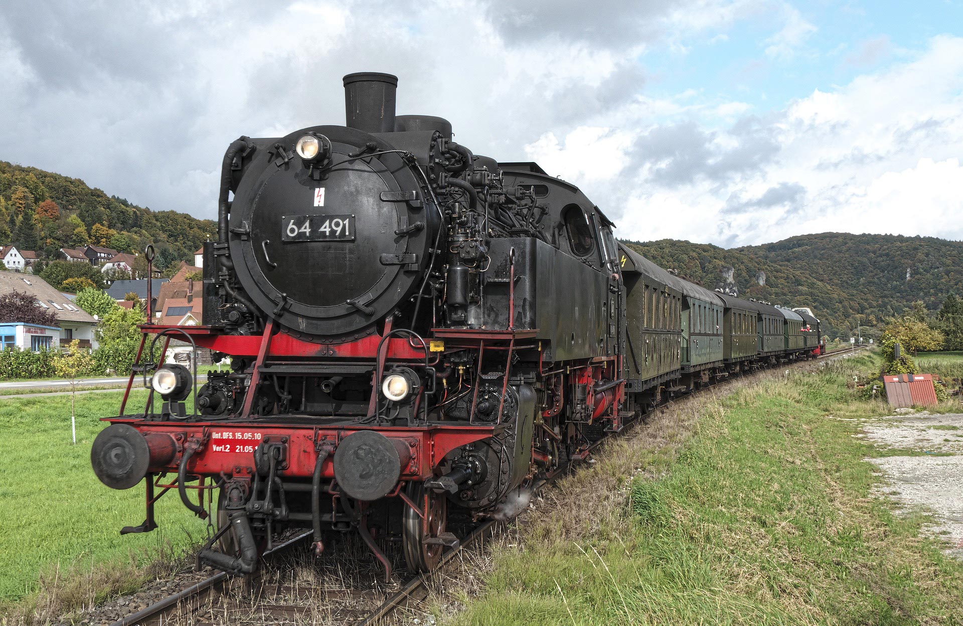 eisenbahnversicherung-lok Historische Dampflokomotive 64 491 mit Reisezugwagen